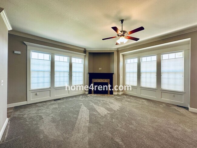 Building Photo - Main Level Primary Bedroom, Updated Kitche...