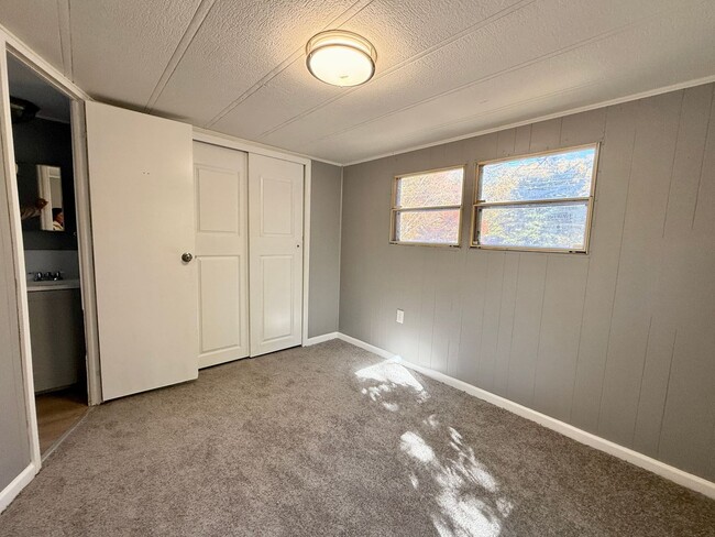 Building Photo - Spacious 2 bed, 1.5 bath Home FOR RENT in Commercial Twp $1450