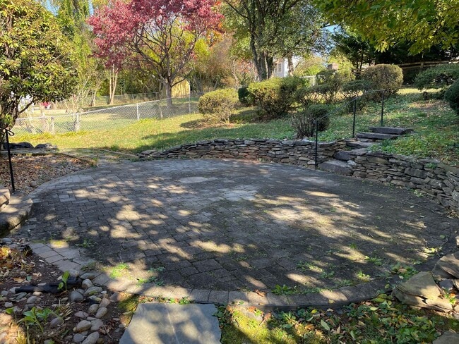 Building Photo - Cheerful 3 Bedroom 2 Bathroom With Office And Spacious Fenced Yard In Beautiful Pimmit Hills