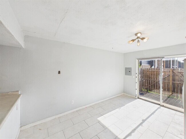 Building Photo - 401 SE 12th Ave