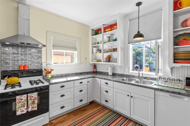 Building Photo - 2927 Bernardo De Galvez Ave