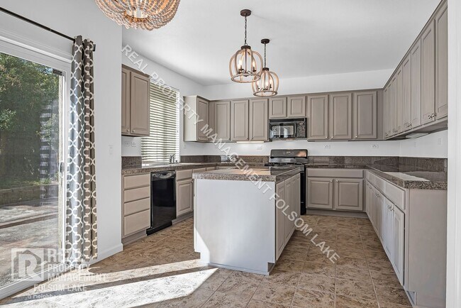 Building Photo - Spacious 4 bedroom 3 bath home in Anatolia