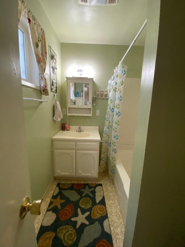 Building Photo - Long Beach Peninsula 2 bedroom Home w/ Hot...