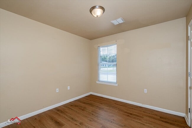 Building Photo - 304 Stoner Ave