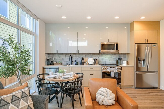 Building Photo - 1600 S Washington St