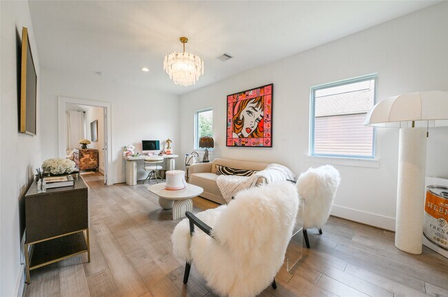 Building Photo - 5233 Darling St