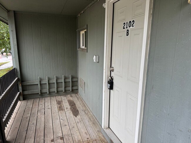 Building Photo - 2102-2104 Messanie St.