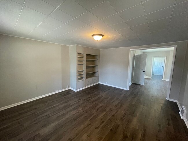 Building Photo - 4 bedroom home ready now!