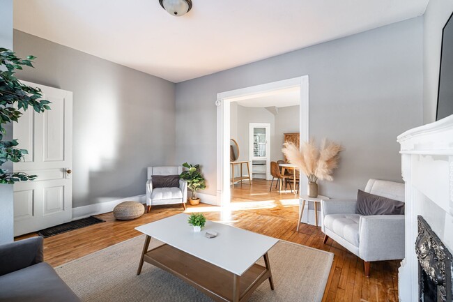 Building Photo - Rare Kenwood townhome, Across from Campus