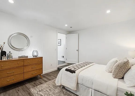 Primary Photo - Renovated cottage on huge lot! This stylis...