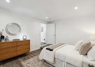 Building Photo - Renovated cottage on huge lot! This stylis...