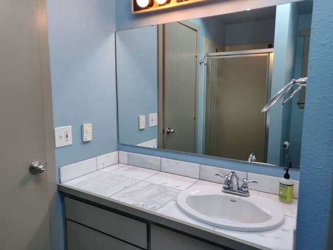 Building Photo - NW Bend 3x2 single-story hidden gem with huge fenced yard!