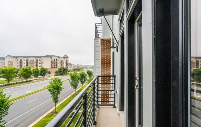 Building Photo - Spacious 3BR Condo in Leesburg