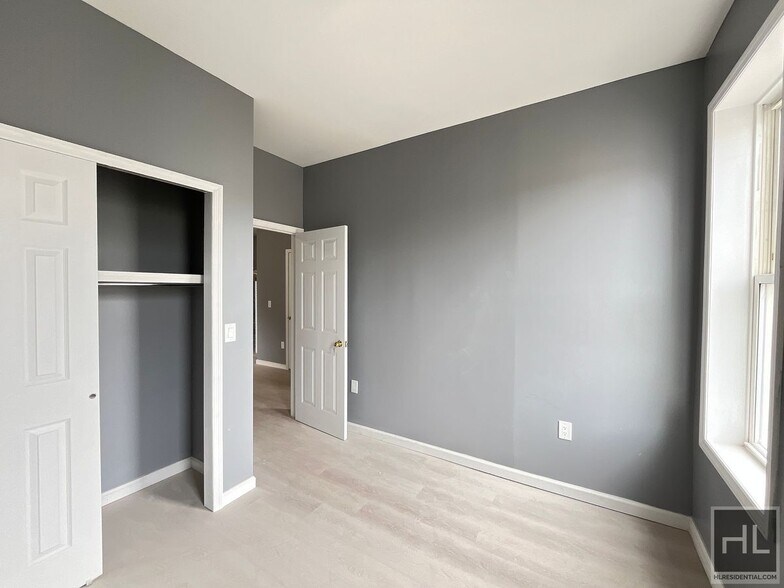 Building Photo - 26 AVENUE