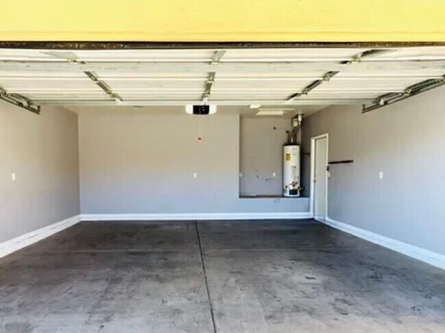 Building Photo - 3 Bed 2 Bath Available Now!! Contact Property Pros Property Management for more details