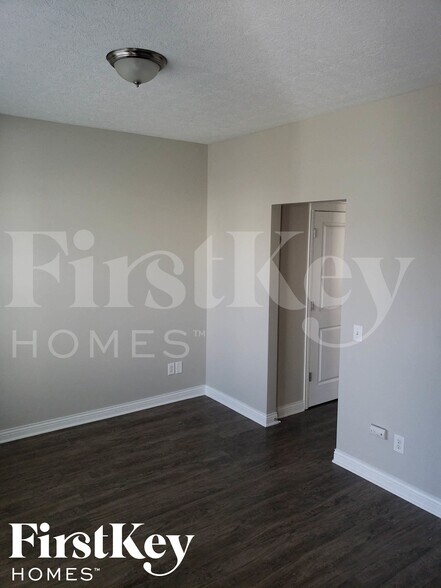 Building Photo - 1527 W Quail Run Dr