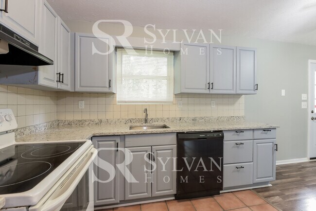 Building Photo - Don't miss out on this charming 3 BR 2 BA, home!