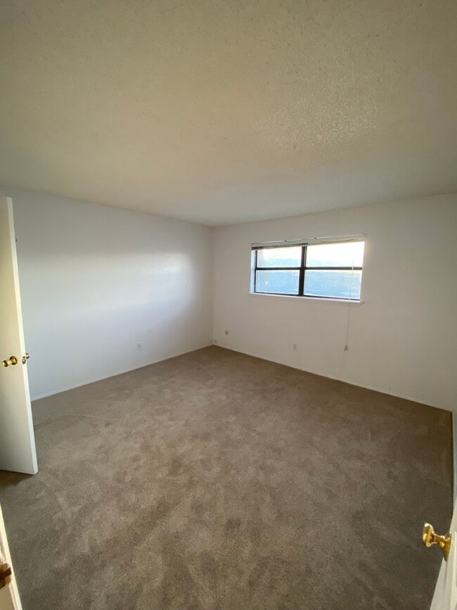 Building Photo - 100 Golden Sand Dr