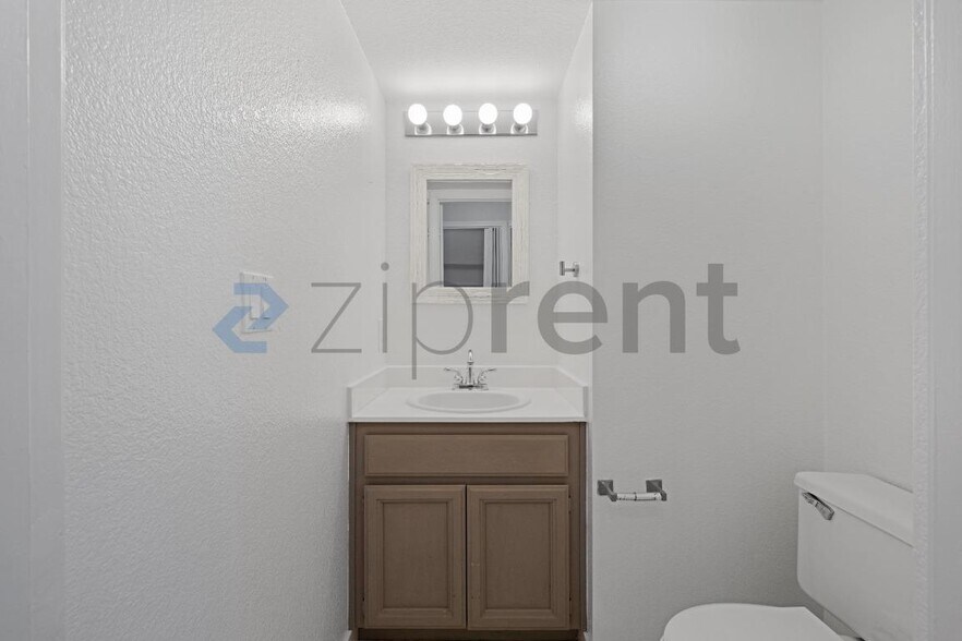 Building Photo - Unit