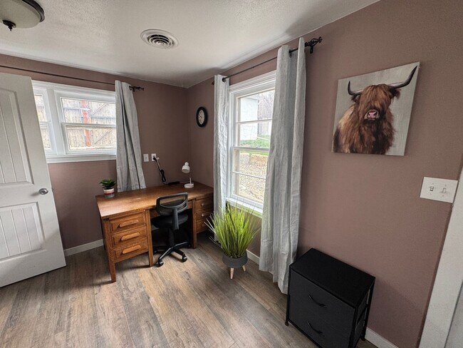 Building Photo - Gorgeous 4-Bedroom Home with Expansive Landscaped Yard & Off-Street Parking – Fully Furnished!