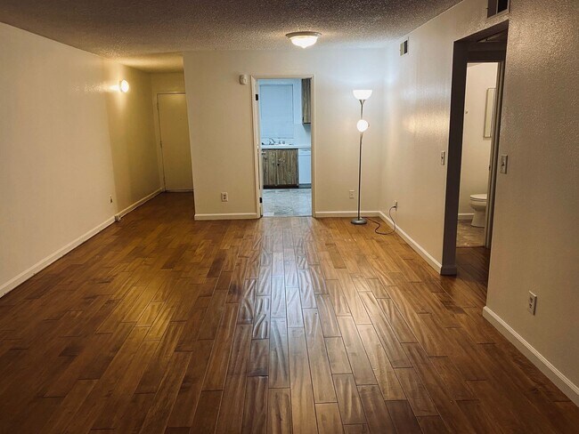 Building Photo - Great Condo in WeHo for Rent