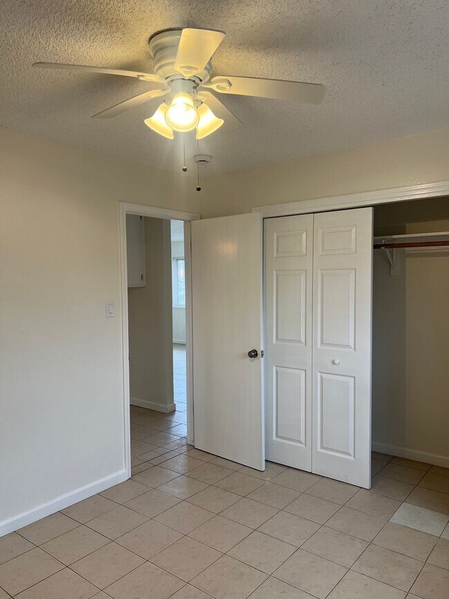 Building Photo - ADORABLE 2 BED DUPLEX WITH NEWER KITCHEN!!