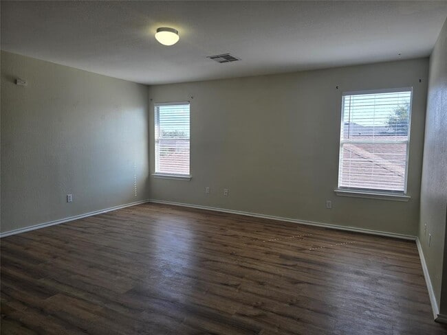 Building Photo - 333 Outfitter Dr