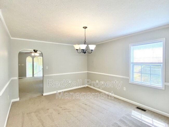 Building Photo - 102 Thunderbird Ln