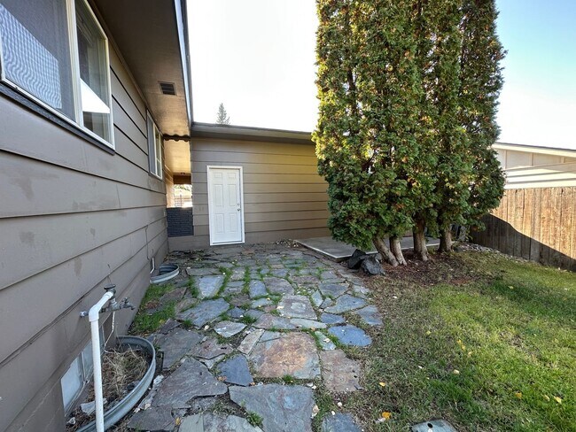 Building Photo - Northwest Area 3 Bedroom 2 Bath Rancher