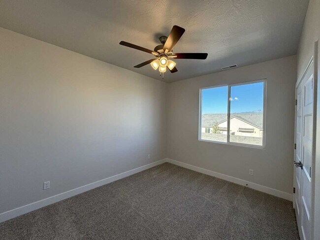 Building Photo - Crimson Park Townhome!