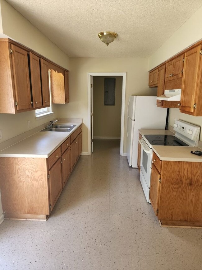 Building Photo - Beautiful Home with a Great Location In Town