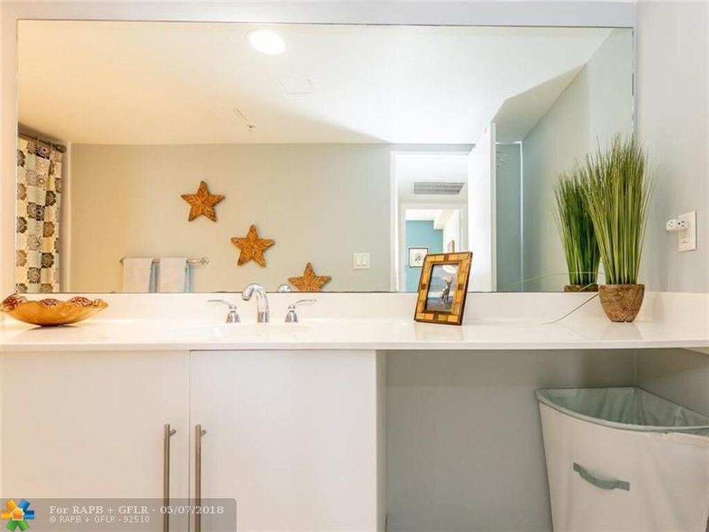 Building Photo - 3000 S Ocean Dr