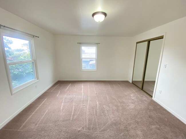 Building Photo - Advent - Low Deposit W/ Laundry & Detached...