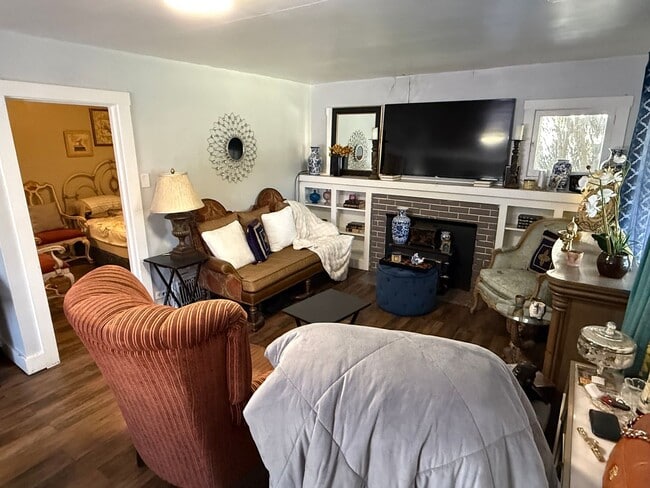 Building Photo - Beautiful 6 Bed, 3 Bath House; W/D Include...