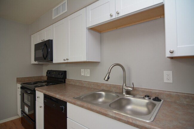 Building Photo - Remodeled 2 Bedroom 1 Bath Townhouse! Grea...