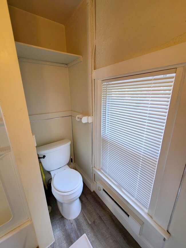 Building Photo - 1217 1/2 E Jackson