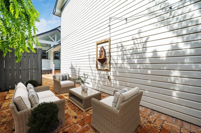 Building Photo - 208 E 12th St