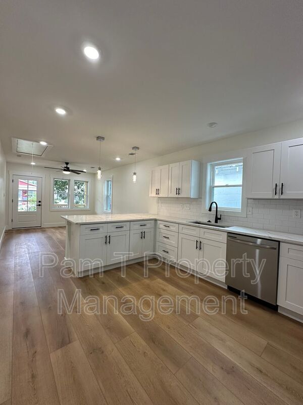 Building Photo - 618 E Waldburg St