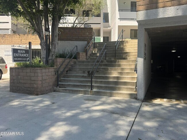 Building Photo - 13331 Moorpark St