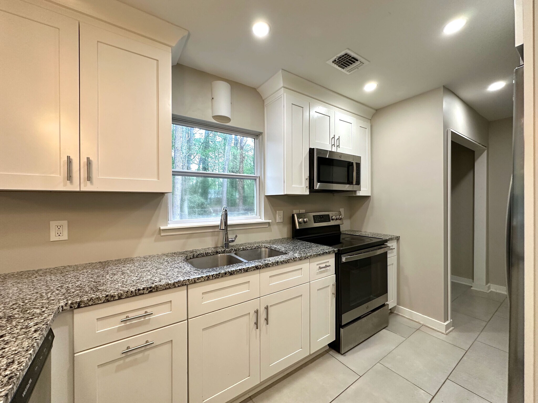 Building Photo - 4930 Farmstead Ct NE