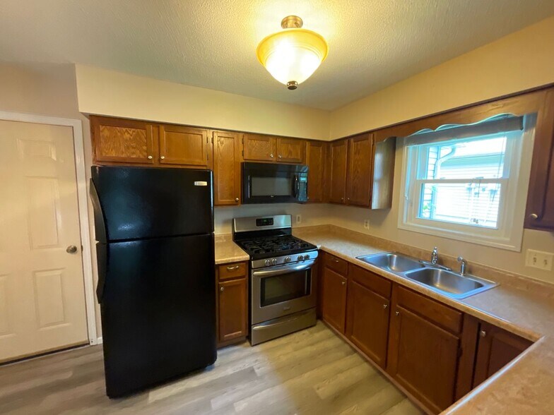 Building Photo - 9904 Mustang Dr