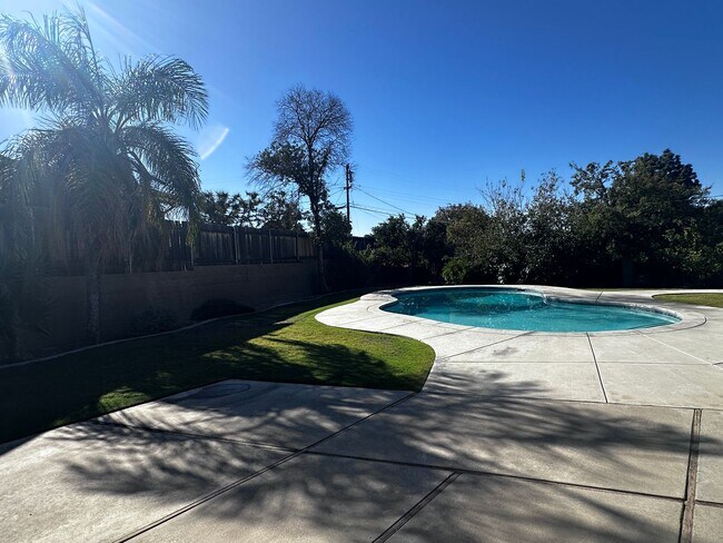 Building Photo - HOUSE