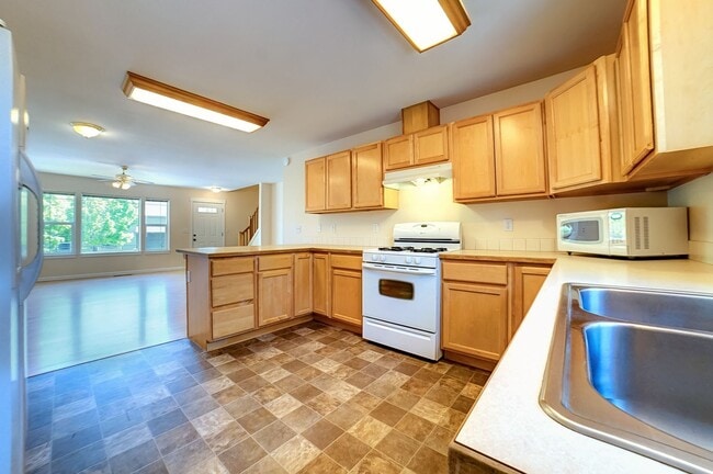 Building Photo - Spacious home in NE Bend!  4 bedrooms!