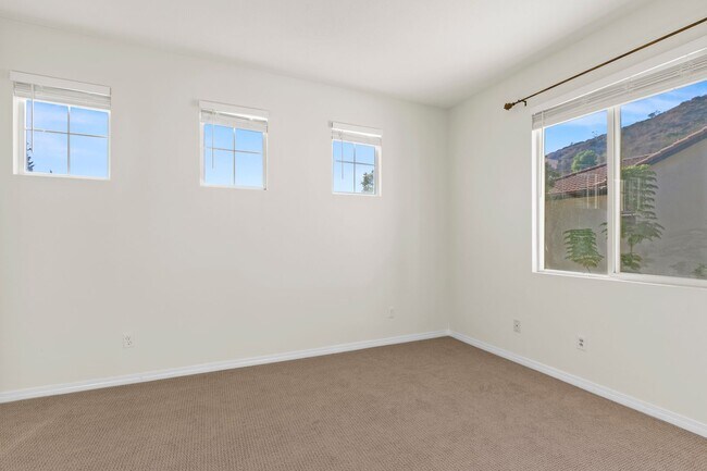 Building Photo - Remodeled 5 Bedroom Home in HOA