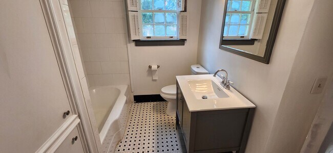 Building Photo - Wonderful home in Overlook!