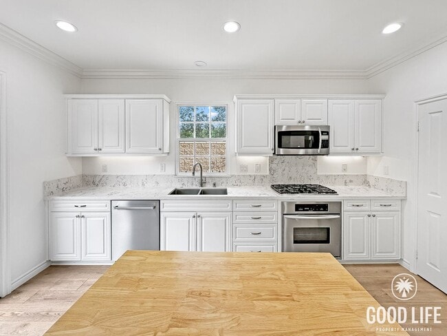 Building Photo - Highly Desired Irvine Living | 3-Bed, Office, Gated Community