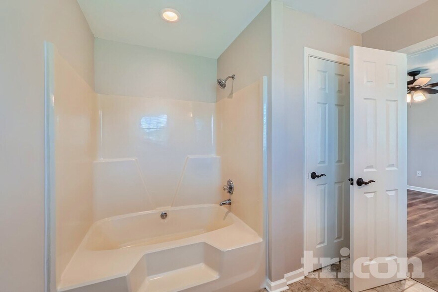 Building Photo - 2201 Fox Hunt Dr