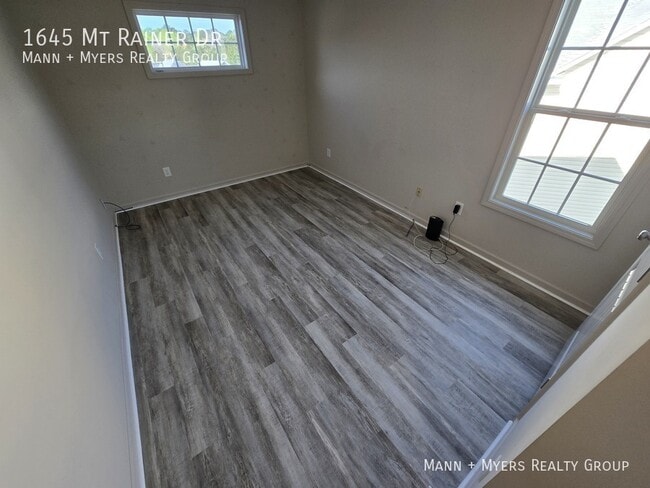 Building Photo - 1645 Mount Rainer Dr