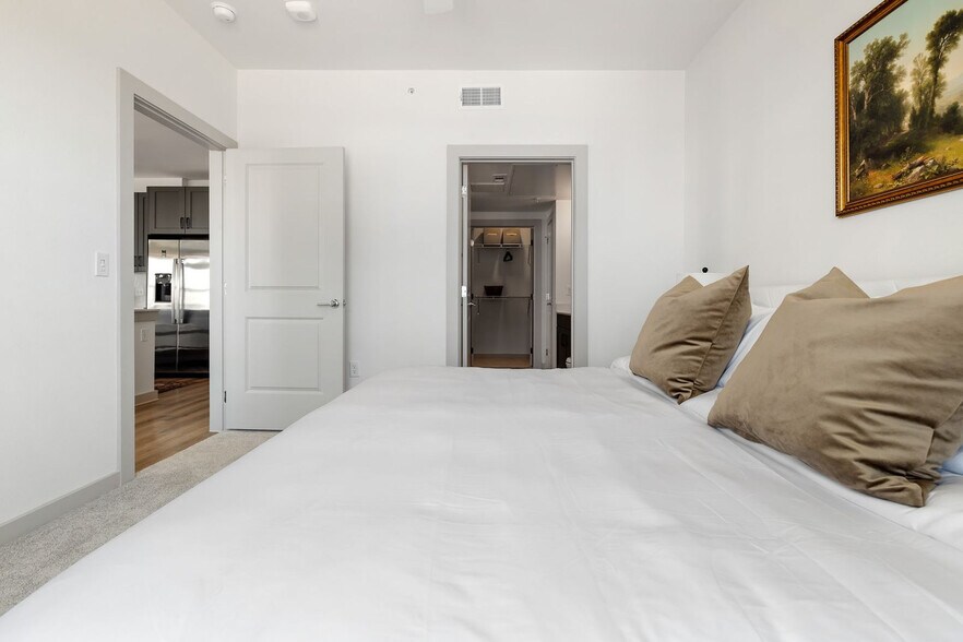 Building Photo - 1301 Leah Ave