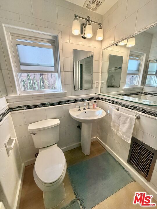 Building Photo - 653 Ramona Ave